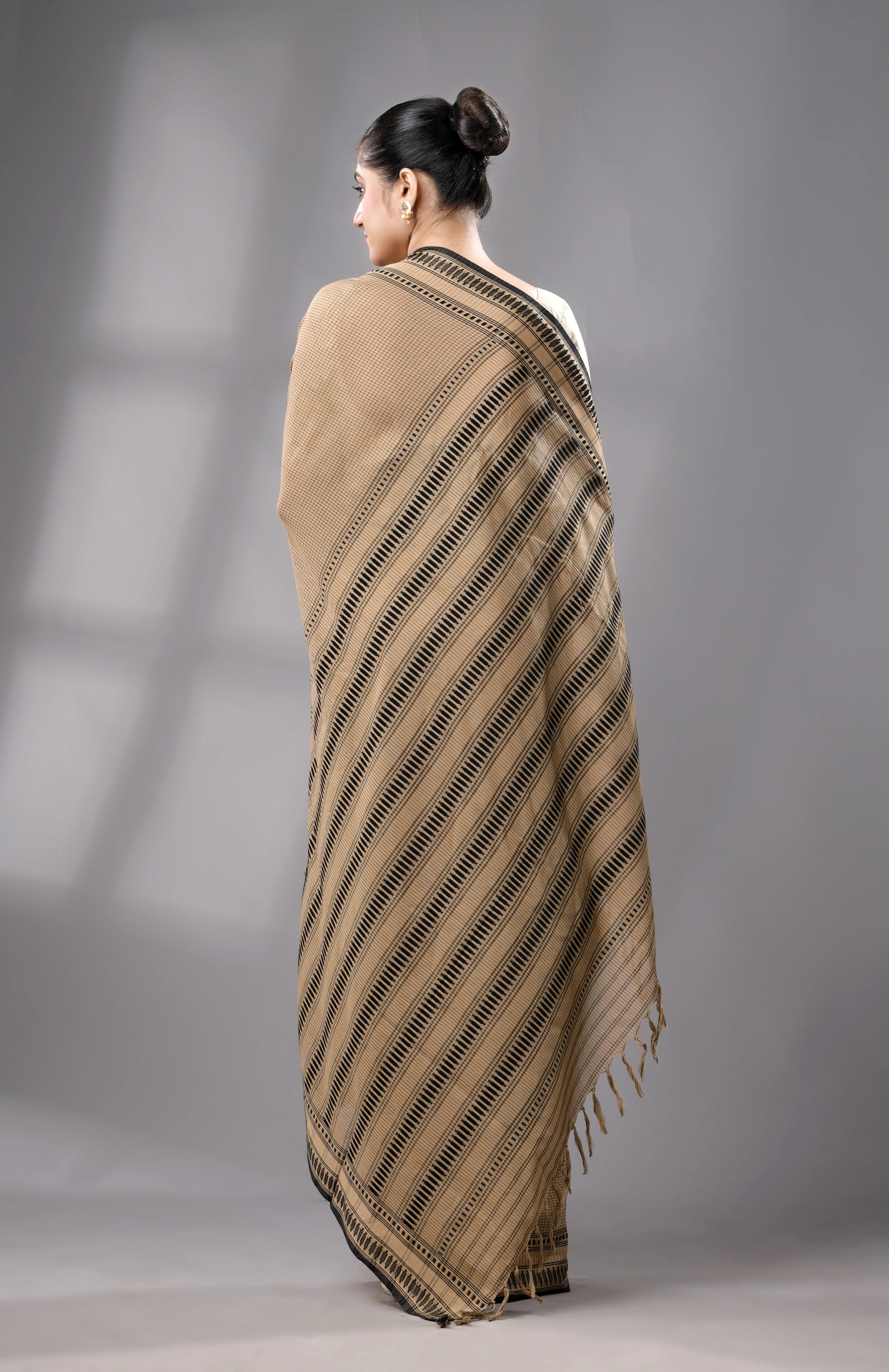 Begumpuri Cotton Saree - Beige - Image 5